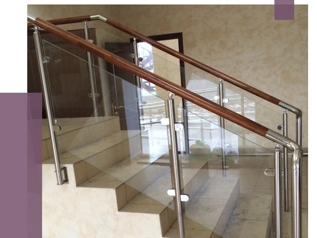 Комбинированные перила из металла и дерева в Сергиеве Посаде