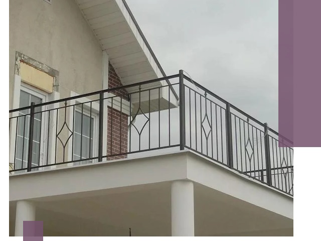 Изготовление балконных ограждений в Сергиеве Посаде из металла и стекла